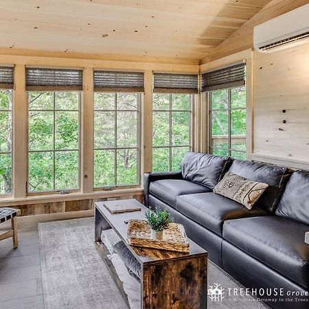 The Blackjack Oak In Treehouse Grove At Norton Creek Гетлинбург Екстериор снимка